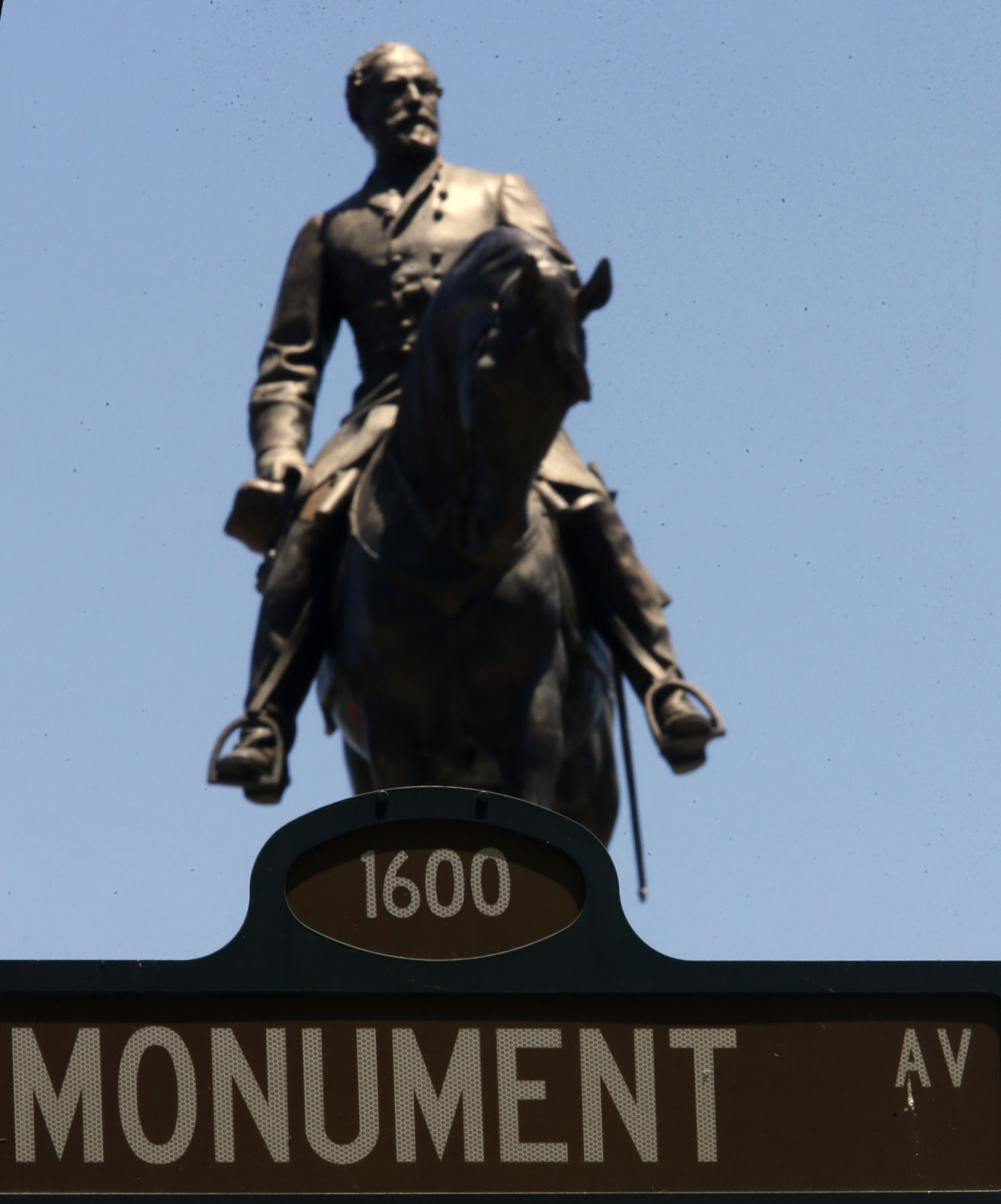 20200627_MET_STATUE_BB02